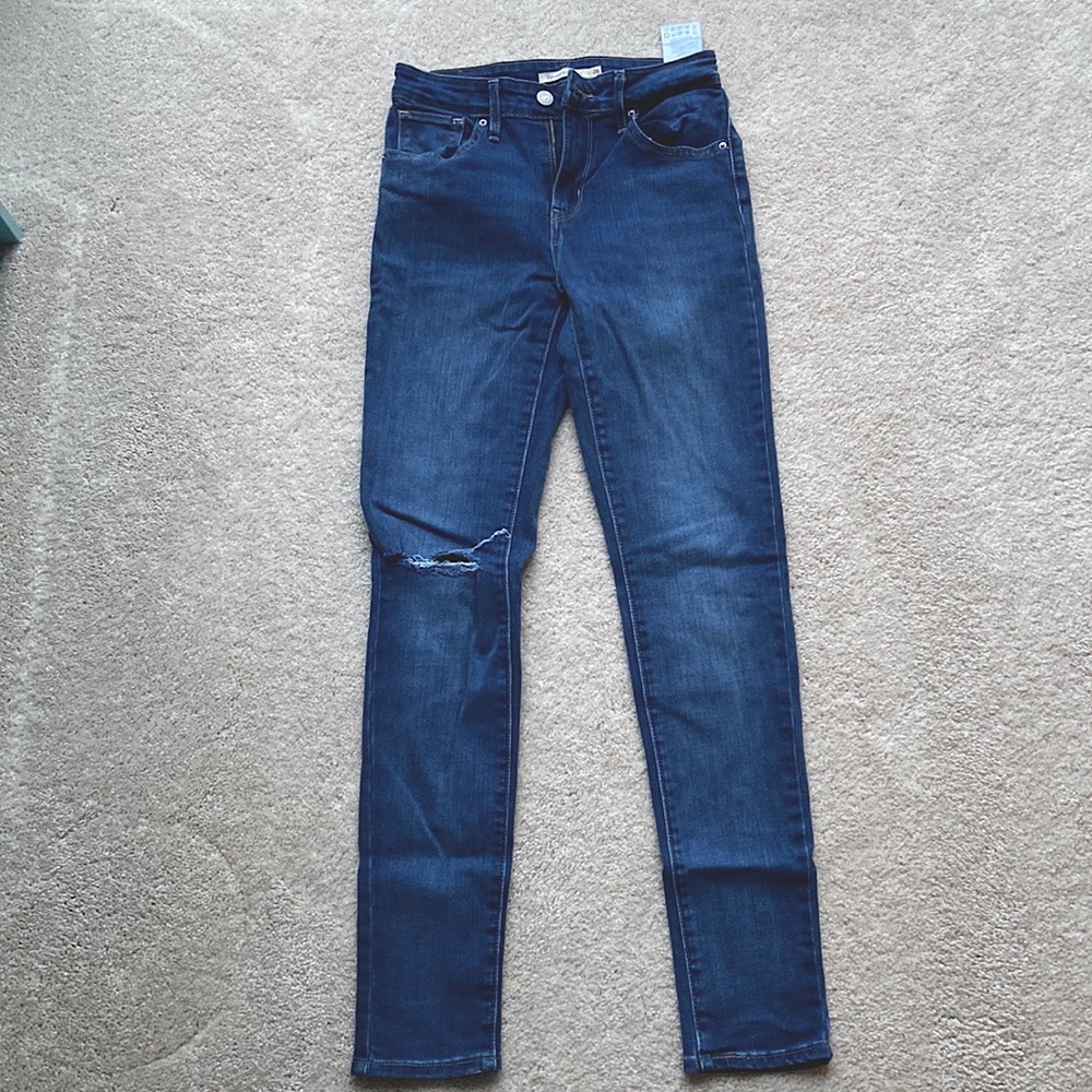 Levi Strauss 721 High Rise Skinny - size 26 medium wash with rip